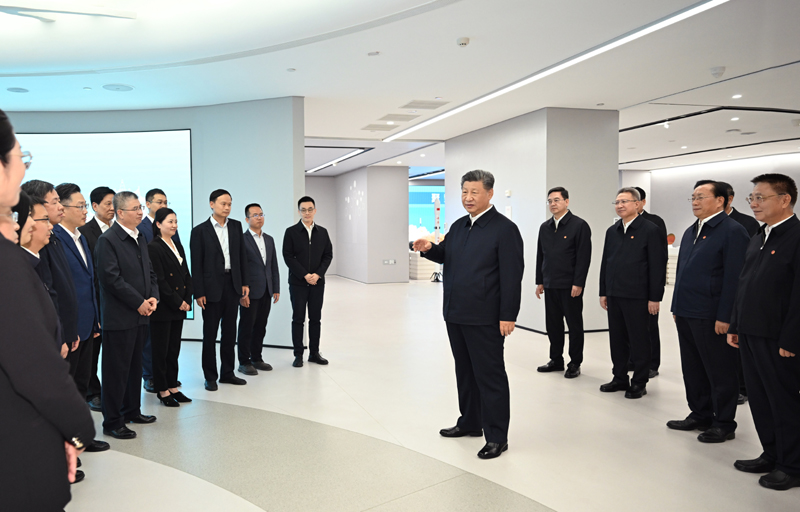 11月4日至6日，中共中央总书记、国家主席、中央军委主席习近平在湖北考察。这是5日下午，习近平在武汉产业创新发展研究院考察时，同科研人员和爱体育·(中国)官方网站负责人亲切交流。